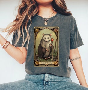 Komfort Farben Opossum Tarot Shirt, Opossum Liebhaber Geschenk, Tarot Karte T-Shirt, Opossum Witchy T-Shirt, Unisex Tarot Reader TShirt, Tarot Liebhaber Geschenk