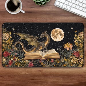 Bookish Dragon Schreibtischmatte, Fantasy Buch Liebhaber Maus Pad, DnD oder RPG Gamer Geschenk