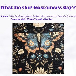 Puede incluir: Una manta Celestial Moth Woven Tapestry. La manta presenta una gran polilla con alas azules y melocot&oacute;n sobre un fondo negro con elementos florales y celestiales. El texto "What Do Our Customers Say?" est&aacute; en la parte superior.