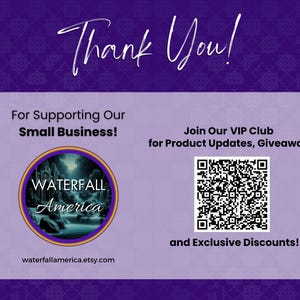 Op de afbeelding: Bedankt! Voor het steunen van ons kleine bedrijf! Word lid van onze VIP-club voor productupdates, weggeefacties en exclusieve kortingen! Een paarse en witte QR-code wordt weergegeven. De tekst "WATERFALL America" wordt weergegeven in een cirkel met een blauw en groen watervalbeeld. De tekst "waterfallamerica.etsy.com" wordt onder de cirkel weergegeven.