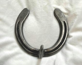Horseshoe hooks