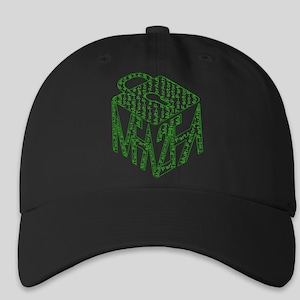 Puede incluir: Una gorra de béisbol negra con un gráfico verde de un cubo formado por las palabras "Two-Factor Auth" repetidas en diferentes orientaciones.