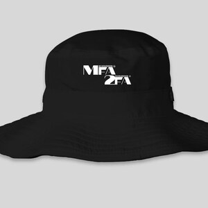 Puede incluir: Sombrero de pescador negro con texto blanco que dice "MFA 2FA".
