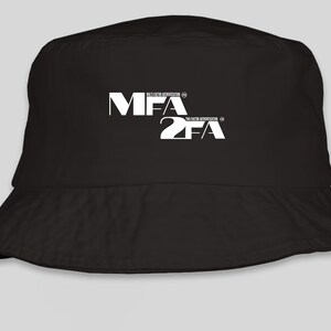 Puede incluir: Sombrero de pescador negro con texto blanco que dice "MFA MULTI-FACTOR AUTHENTICATION® 2FA TWO-FACTOR AUTHENTICATION®"
