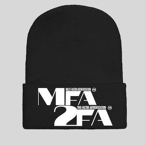 Puede incluir: Gorro negro con un logotipo blanco que dice "MFA 2FA" con el texto "MULTI-FACTOR AUTHENTICATION" y "TWO-FACTOR AUTHENTICATION" arriba y abajo del logotipo.