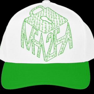 Puede incluir: Gorra de béisbol blanca con visera verde. La parte delantera de la gorra presenta un gráfico verde de un candado con las palabras "Multi-Factor Auth" y "Two-Part" repetidas alrededor del candado.