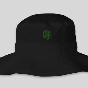 Puede incluir: Un gorro de pescador negro con un logotipo bordado en verde. El logotipo es un diseño estilizado de una cabeza con barba.