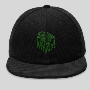 Puede incluir: Gorra de béisbol de pana negra con un logotipo bordado en verde de un cubo con la palabra "MATRIX" escrita en él.