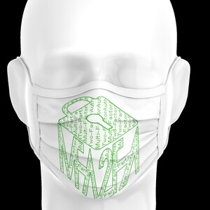 Puede incluir: Máscara facial blanca con un diseño verde de un cubo con las palabras "Two-Factor Authentication" y "Multi-Factor Authentication" repetidas a su alrededor.