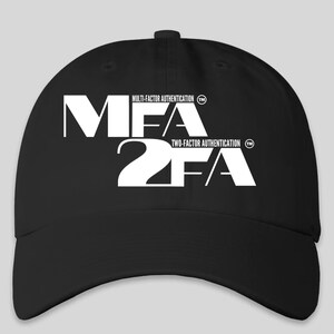 Puede incluir: Gorra de béisbol negra con texto blanco que dice "MFA 2FA" con el texto "MULTI-FACTOR AUTHENTICATION" y "TWO-FACTOR AUTHENTICATION" en fuente más pequeña arriba y abajo del texto principal.
