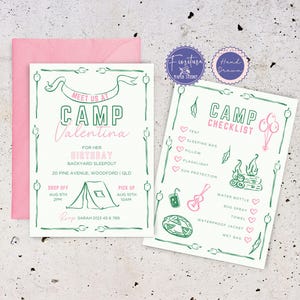 Puede incluir: Una invitación verde y rosa para una fiesta de cumpleaños con el texto "Meet us at Camp Valentina for her birthday backyard sleepover". La invitación incluye una tienda de campaña, una fogata y una lista de verificación de los elementos esenciales para acampar.