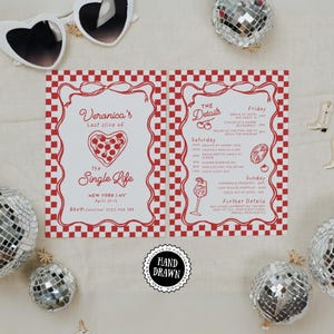 Puede incluir: Una invitación a cuadros rojos y blancos con el texto "Veronica's Last Slice of the Single Life" y detalles del evento. La invitación incluye un gráfico de corazón de pizza, un programa y información de RSVP. Bolas de discoteca y gafas de sol decorativas rodean la invitación.