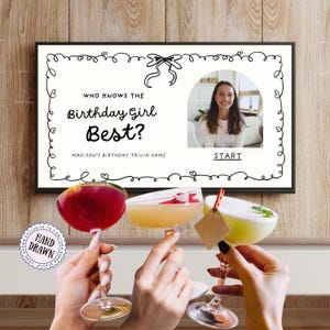 Könnte beinhalten: Ein gerahmtes Geburtstags-Quizspiel mit dem Text "Who Knows The Birthday Girl Best?" und einem Foto. Drei Cocktails in Stielgläsern werden zum Anstoßen hochgehalten. Das Spiel ist für Madisons Geburtstag.