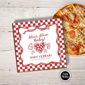 Puede incluir: Una caja de pizza con un patrón de cuadros rojos y blancos y el texto "Slice, Slice Baby!" en una fuente decorativa. La caja presenta un gráfico de pizza en forma de corazón y las palabras "Baby Ferrari" y "Due November, 20XX". Una pizza entera está al lado de la caja.