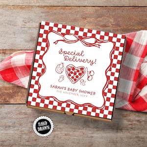 Puede incluir: Una caja de pizza con un patrón de cuadros rojos y blancos y un borde rojo. La caja presenta el texto "Special Delivery!" y "SARAH'S BABY SHOWER DUE NOVEMBER, 20XX". La caja tiene un diseño dibujado a mano con ilustraciones temáticas de bebés.