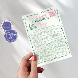 Kamp vrijgezellenbingo bewerkbare spelsjabloon | DIY afdrukbare canva leuke eigenzinnige handgetekende roze groene kippen Last Trail Before Veil | CAMP1