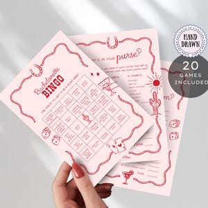 Puede incluir: Tarjetas de juego de bingo rosa para despedida de soltera con ilustraciones y texto en rojo. Las tarjetas presentan diseños de herradura, dados y cactus. El texto incluye "Bachelorette Bingo" y "20 juegos incluidos".