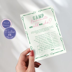 Kamp vrijgezellenfeest hoe oud was ze bewerkbare spelsjabloon | Canva Grillige eigenzinnige handgetekende roze groene kippen Last Trail Before Veil | CAMP1