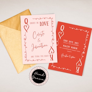 Spielkarten Hochzeitseinladung, editierbare Vorlage, Lucky in Love, wunderliche lustige handgezeichnete Illustrationen, rosa rote gewellte Herzbordüre, LUC1