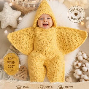 Op de afbeelding: Een lachende baby in een handgemaakt geel gehaakt sterrenkostuum met een capuchon en vleugels. De afbeelding bevat de tekst "Handmade with Love" en "Crocheted with Care". Het kostuum is ontworpen om de baby warm te houden.