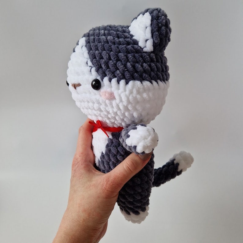 Entzückende gehäkelte Calico-Kätzchenkatze, handgemachter Amigurumi-Plüsch Bild 10