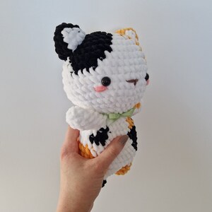 Entzückende gehäkelte Calico-Kätzchenkatze, handgemachter Amigurumi-Plüsch Bild 2