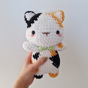 Entzückende gehäkelte Calico-Kätzchenkatze, handgemachter Amigurumi-Plüsch Weiß