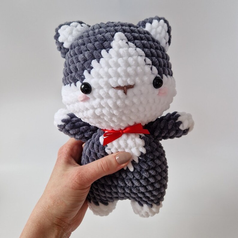 Entzückende gehäkelte Calico-Kätzchenkatze, handgemachter Amigurumi-Plüsch Grau