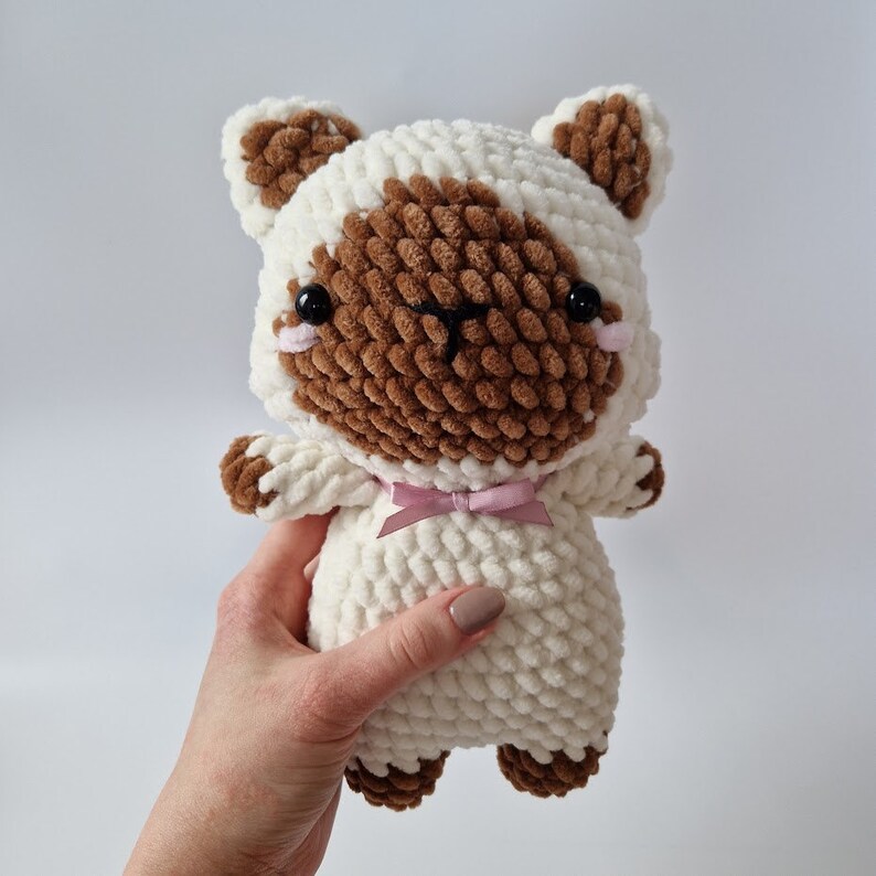 Entzückende gehäkelte Calico-Kätzchenkatze, handgemachter Amigurumi-Plüsch Braun