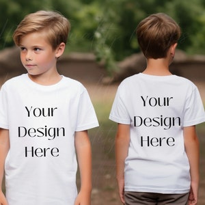 Op de afbeelding: Witte t-shirt mockup voor kinderen met de tekst "Your Design Here" op de voor- en achterkant.
