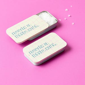 Beige / hellblaues Taschensalz - Flakey Salt Mini Travel Tin (2er-Pack) Verbessern Sie jeden Geschmack für unterwegs