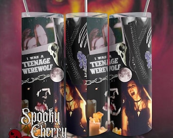 Puede incluir: Un juego de tres vasos de acero inoxidable con temática espeluznante. Cada vaso presenta un collage con el texto "I Was A Teenage Werewolf", una calavera, una luna y el logotipo "Spooky Cherry". El fondo es rojo oscuro.