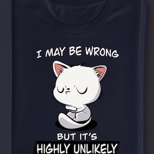 Può includere: T-shirt blu navy piegata con un gatto bianco dei cartoni animati e la scritta "I MAY BE WRONG" sopra. Sotto, la scritta dice "BUT IT'S HIGHLY UNLIKELY". Il gatto ha gli occhi chiusi.