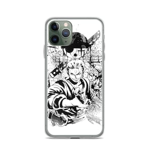 Può includere: Custodia per telefono trasparente con un'illustrazione in bianco e nero di un personaggio della serie anime One Piece. Il design include un ritratto, spade e una bandiera pirata, su uno sfondo strutturato.
