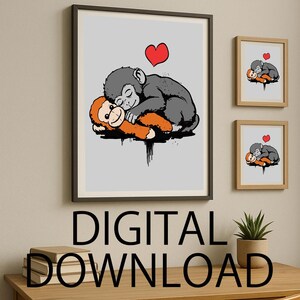 Può includere: Stampa artistica incorniciata con una scimmia grigia che abbraccia una scimmia arancione, con un cuore rosso sopra. Le parole "DOWNLOAD DIGITALE" sono stampate in grandi lettere nere in basso. Sono visibili anche due stampe incorniciate più piccole.