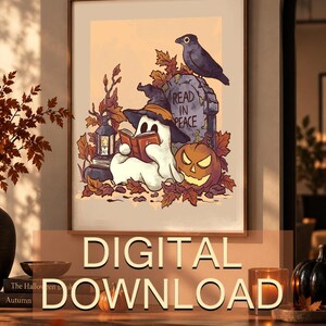 Può includere: Una stampa artistica da parete incorniciata raffigurante un fantasma bianco con un cappello da strega che legge un libro. La scena include una lapide con il testo READ IN PEACE, un corvo nero, una zucca, una lanterna e foglie autunnali color arancio e marrone.