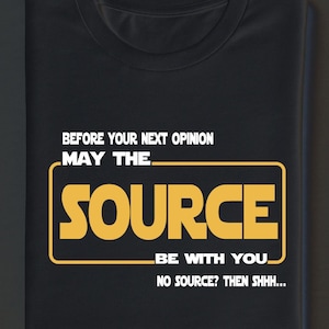 Pode incluir: T-shirt preta com o texto "BEFORE YOUR NEXT OPINION MAY THE SOURCE BE WITH YOU. NO SOURCE? THEN SHHH..." em branco e amarelo. A palavra "SOURCE" está num retângulo amarelo.