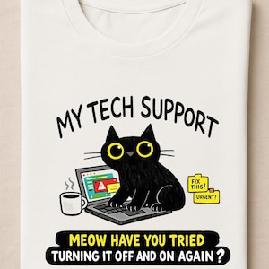 Può includere: T-shirt bianco con un gatto nero dei cartoni animati che usa un laptop. Il testo recita "MY TECH SUPPORT" e "MEOW HAVE YOU TRIED TURNING IT OFF AND ON AGAIN?". Sono inclusi anche una tazza di caffè e un cartello "FIX THIS! URGENT!".