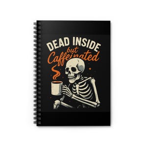 Op de afbeelding: Spiraalgebonden notitieboek met een zwarte kaft met een skeletillustratie. Het skelet houdt een koffiemok vast, met de tekst "DEAD INSIDE but Caffeinated" in wit en oranje. Het ontwerp heeft een vintage, retro stijl.