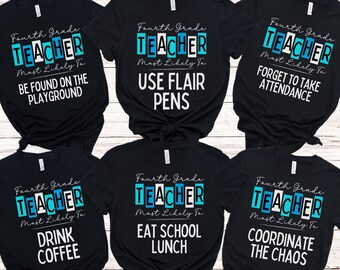 Könnte beinhalten: Sechs schwarze T-Shirts mit weißem Text, der "Fourth Grade Teacher Most Likely To..." lautet, gefolgt von einem anderen Satz auf jedem Shirt. Die Sätze sind: "Be Found On The Playground", "Use Flair Pens", "Forget To Take Attendance", "Drink Coffee", "Eat School Lunch" und "Coordinate The Chaos".