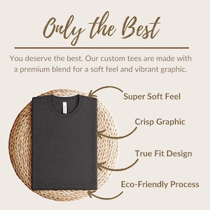 Pode incluir: Uma camiseta cinza escura em um tapete tecido com o texto "Only the Best". A camiseta &eacute; descrita como tendo um toque super macio, gr&aacute;fico n&iacute;tido, design de ajuste perfeito e processo ecol&oacute;gico.