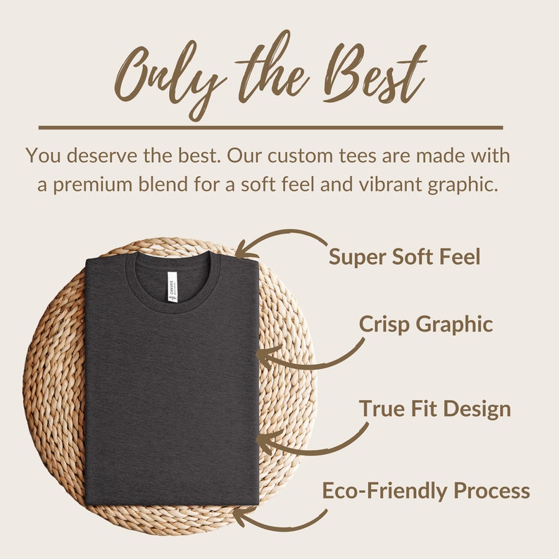 Pode incluir: Uma camiseta cinza escura em um tapete tecido com o texto "Only the Best". A camiseta &eacute; descrita como tendo um toque super macio, gr&aacute;fico n&iacute;tido, design de ajuste perfeito e processo ecol&oacute;gico.
