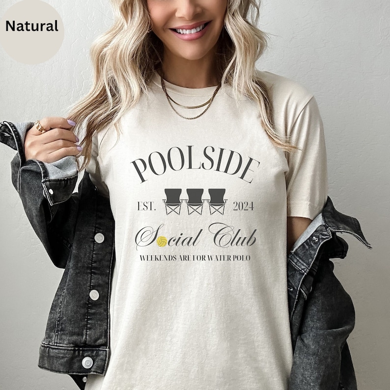 Pode incluir: Uma camiseta bege com o texto "Poolside Social Club Est. 2024" e um gr&aacute;fico de tr&ecirc;s cadeiras de praia com uma bola de voleibol. O texto "Weekends are for water polo" est&aacute; abaixo do gr&aacute;fico.