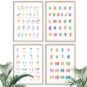 Peut inclure: Quatre affiches éducatives encadrées. L'une présente l'alphabet arabe en lettres colorées. Une autre affiche l'alphabet anglais en couleurs variées. La troisième affiche des chiffres arabes et la quatrième affiche les chiffres de 1 à 20 en couleurs.