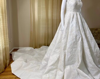 Ball Gown Modest Wedding Dress/ Long Sleeves Wedding Dress/ Long