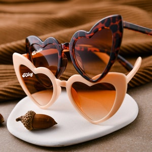 Lunettes de soleil personnalisées en forme de coeur pour la fête de la mariée, lunettes en forme de coeur personnalisées, cadeaux personnalisés pour demoiselle d'honneur, souvenirs de fête image 4