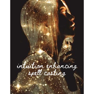 Könnte beinhalten: Das Gesicht einer Frau ist von einem schimmernden Schleier aus goldenem und weißem Licht verdeckt, der an einen Sternenhimmel erinnert. Der Text "intuition enhancing spell casting" ist in weißer Kursivschrift geschrieben.