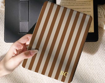 Gepersonaliseerde bruine streep Kindle-omslag met goudfolie-initialen, Aesthetic Paperwhite 11e 12e generatie sleeve, leescadeau boekenliefhebber