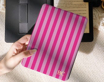 Personalisierte Fuchsia Streifen Goldfolie Initialen Hülle, Kindle Paperwhite 11. / 12. Abdeckung, Kobo Clara Hülle mit klarer Rückseite, Auto Wake / Schlaf Hülle
