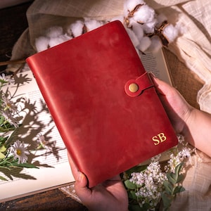 Personalisiertes Weinrotes Lederbuch: Wiederbefüllbares A5 Notizbuch